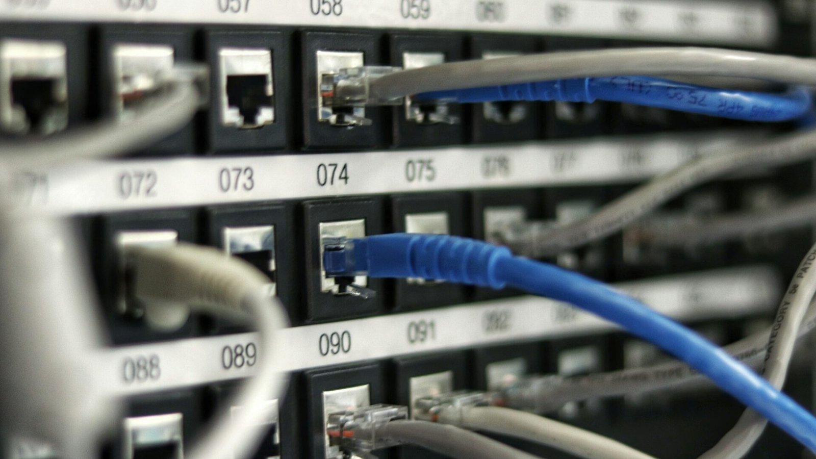 Structured cabling patch panel in a comms rack